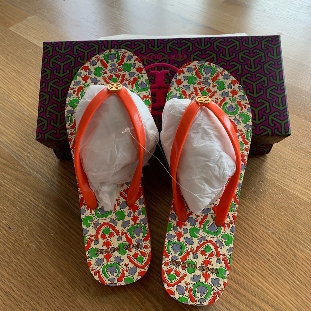 Tory Burch Printed Thin Flip-Flop: Poppy Red Paisley - Picture 4 of 7